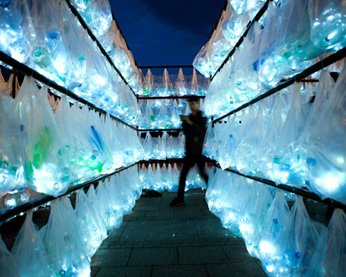 luzinterruptus weaves labyrinth of plastic waste from 6000 illuminated bottles