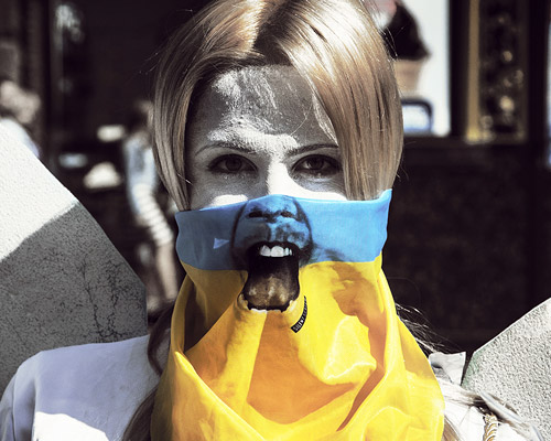 silent scream mask stands as symbol for ukraine's call for independence