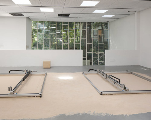 sand printers inside israeli pavilion at the venice architecture biennale
