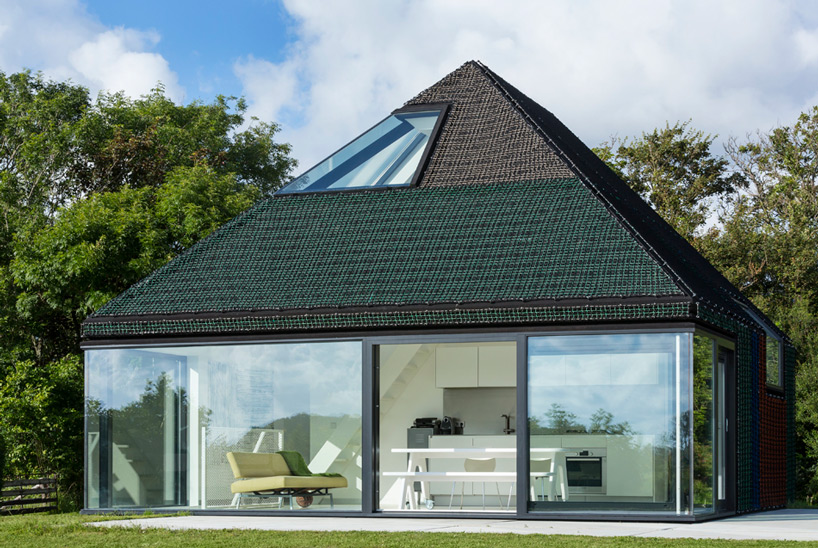 benthem crouwel wraps holiday house in fishing nets on texel island