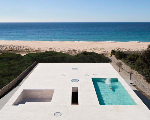 house of the infinite by alberto campo baeza stretches towards the ocean