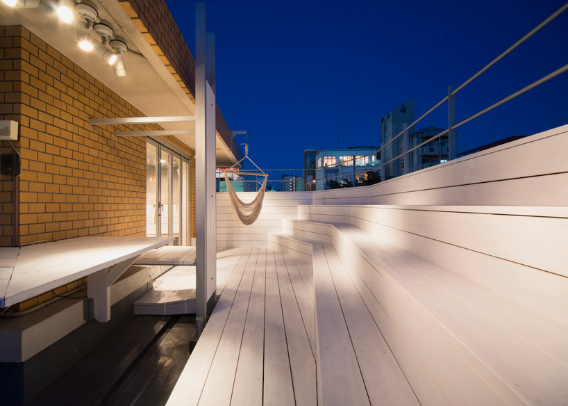 staggered rooftop lounge by CASE-REAL in fukuoka, japan