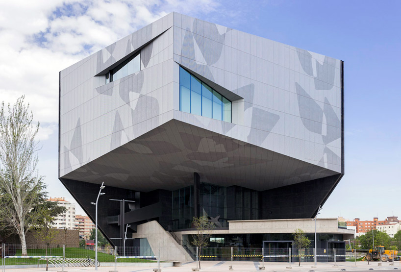 estudio carme pinós elevates angular caixaforum zaragoza
