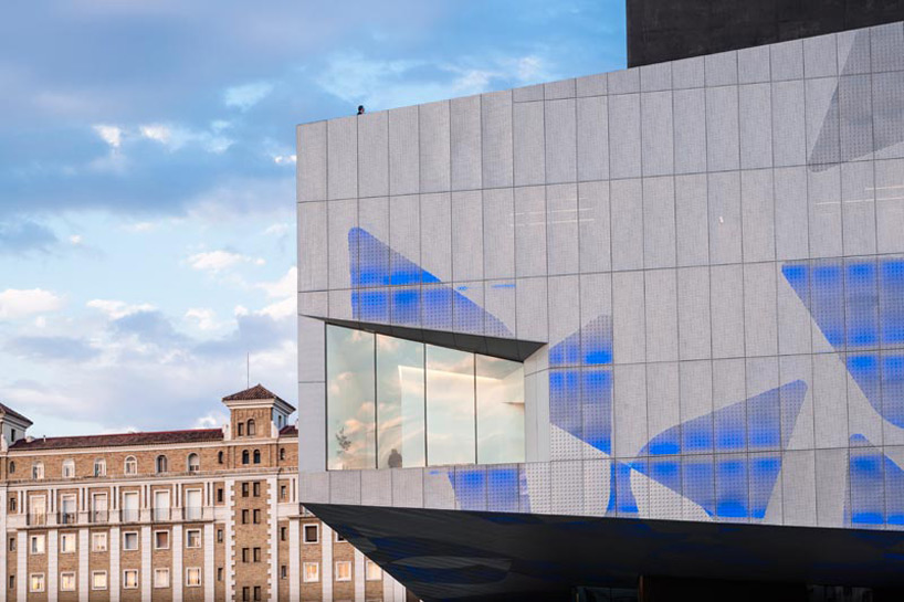 estudio carme pinos elevates angular caixaforum zaragoza designboom 01