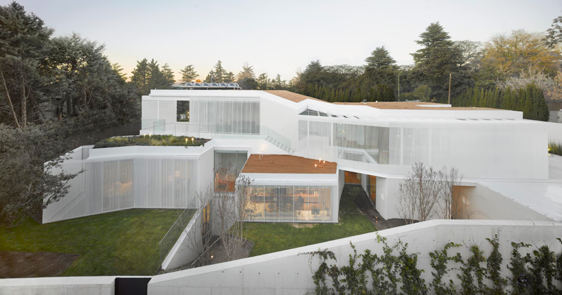 estudio entresitio wraps family home in retractable shutters