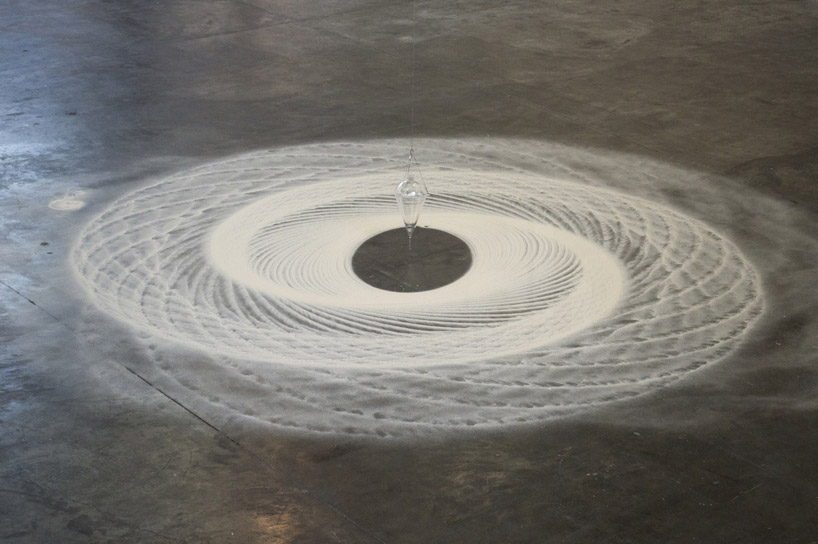 felippe moraes makes large geometric drawings using pendular movement