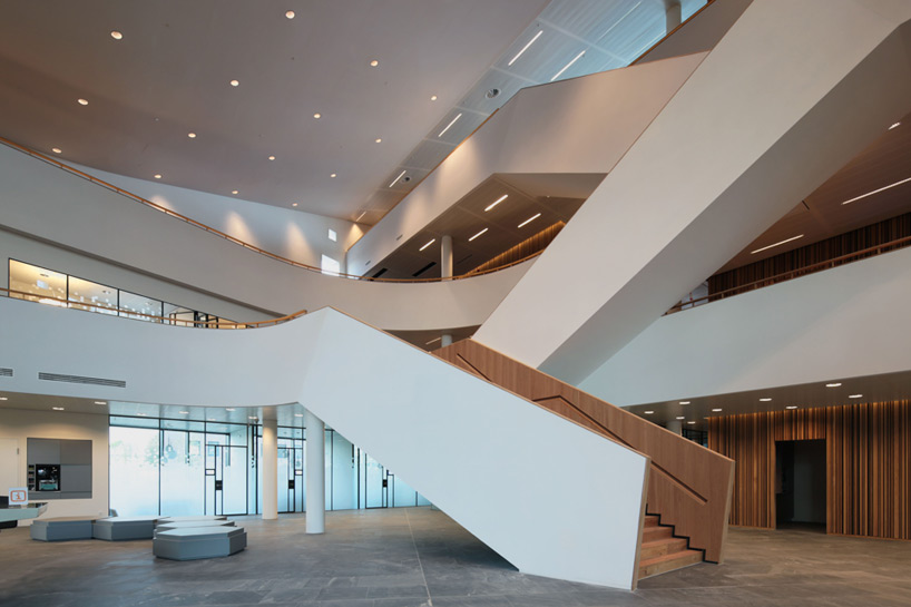 rabobank advice centre by mecanoo has public workstations