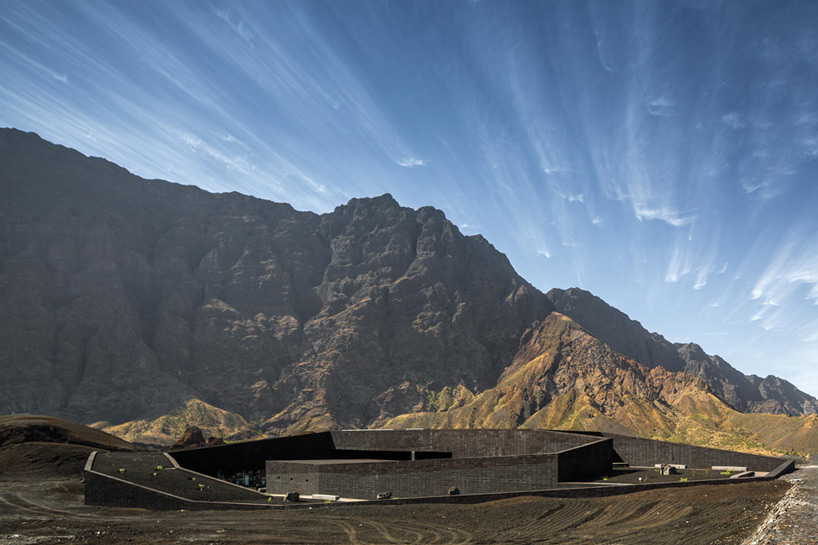 oto arquitectos fogo island park headquarters designboom
