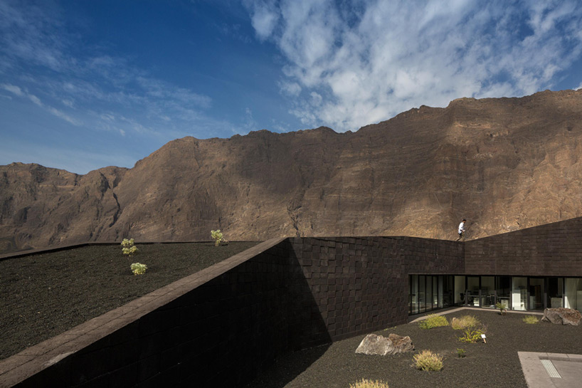 oto arquitectos fogo island park headquarters designboom