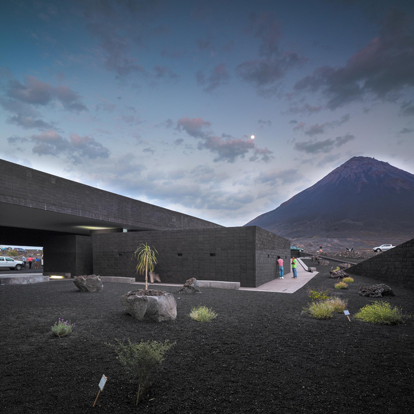 oto arquitectos fogo island park headquarters designboom