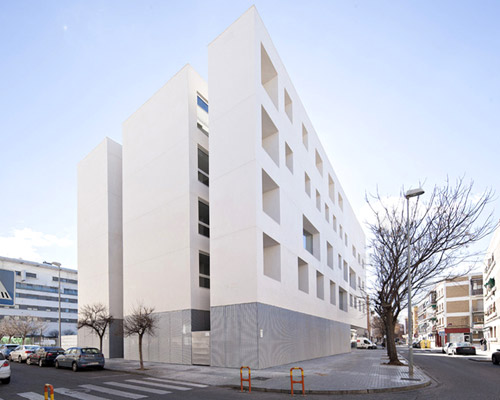 de la-hoz builds volumes of glass and concrete for cordoba university