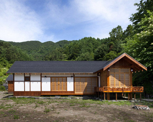 studio_GAON constructs house amongst the mountaintops of south korea