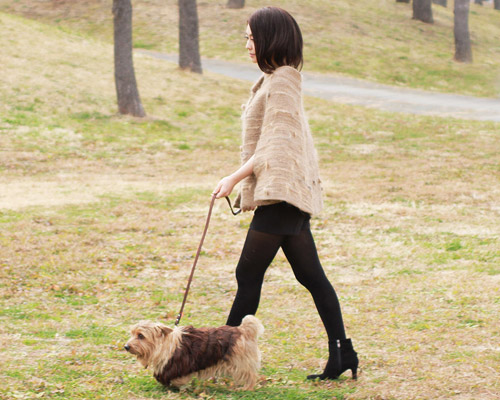 aki inomata swaps human hair with her dog to exchange fur coats