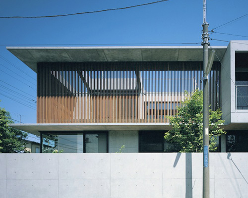 apollo architects screens foo house from street in japan
