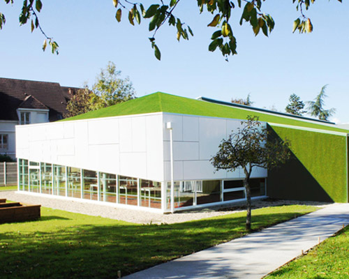 atelier 208 wraps synthetic green roof around elementary school