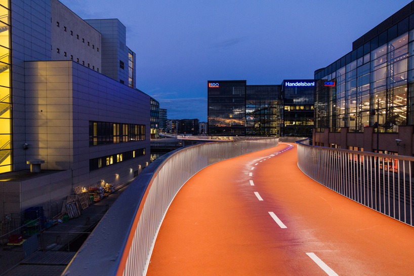 elevated bike lane by dissing+weitling winds through copenhagen harbor