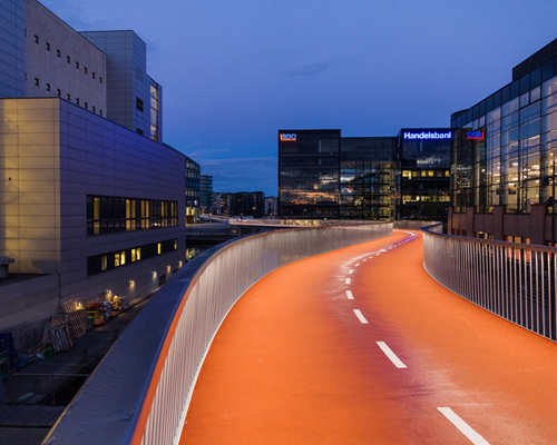 elevated bike lane by dissing+weitling winds through copenhagen harbor