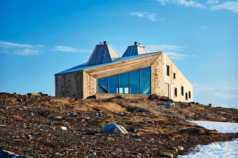 jarmund/vigsnaes arkitekter shapes rabot tourist cabin in norway