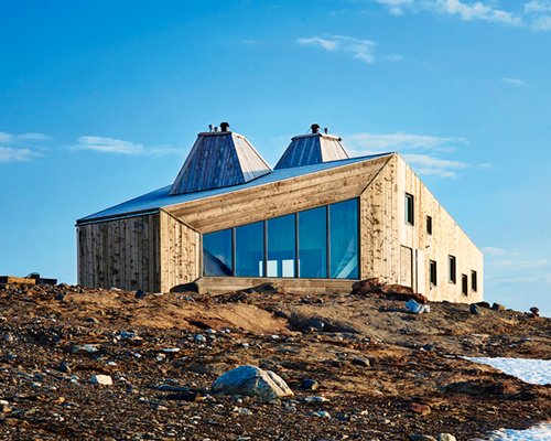 jarmund/vigsnaes arkitekter shapes rabot tourist cabin in norway
