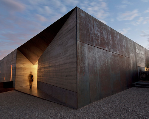 wendell burnette architects shapes desert courtyard house in arizona