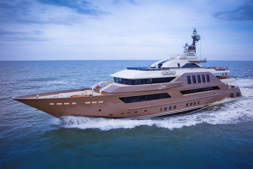 Crn Mega Yachts J Ade Is World S First To Feature A Floating Garage