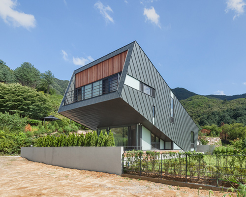 PRAUD elevates zinc-clad leaning house over korean countryside