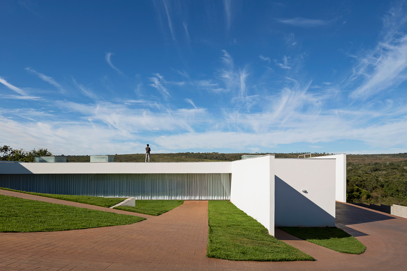 bloco arquitetos torreao house brasilia designboom