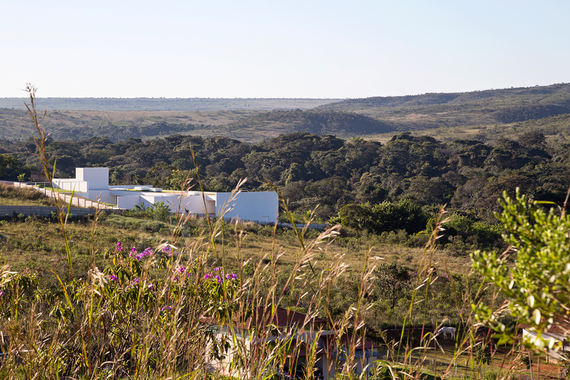 bloco arquitetos torreao house brasilia designboom