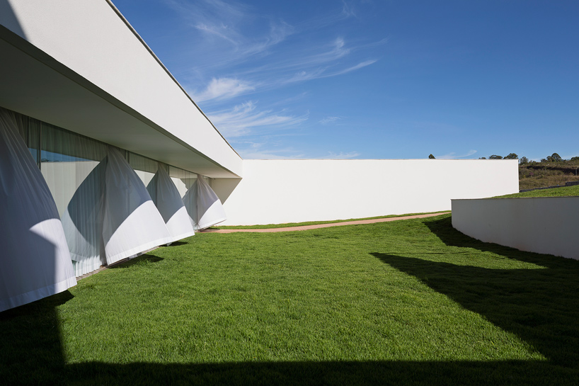 bloco arquitetos torreao house brasilia designboom