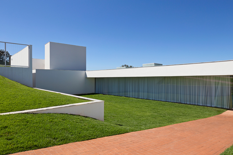 bloco arquitetos torreao house brasilia designboom