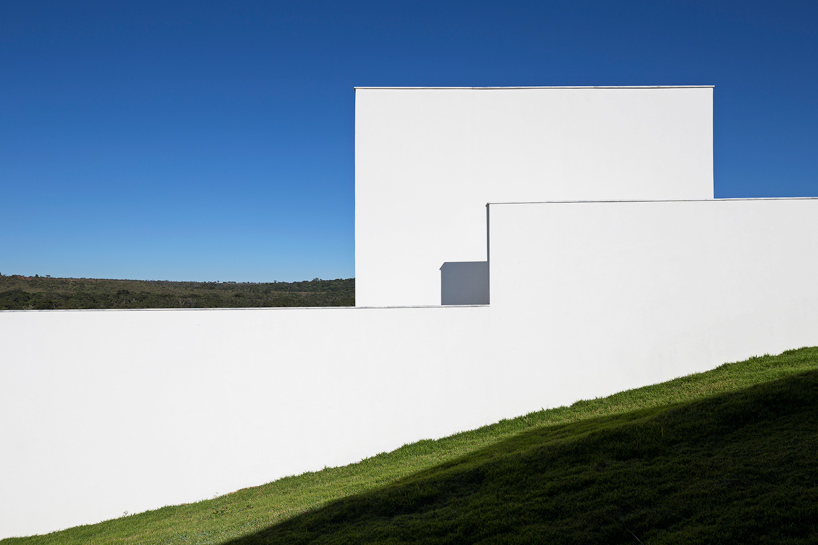 bloco arquitetos torreao house brasilia designboom