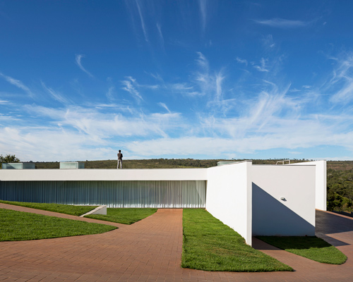 bloco arquitetos aligns torreão house with brazilian landscape