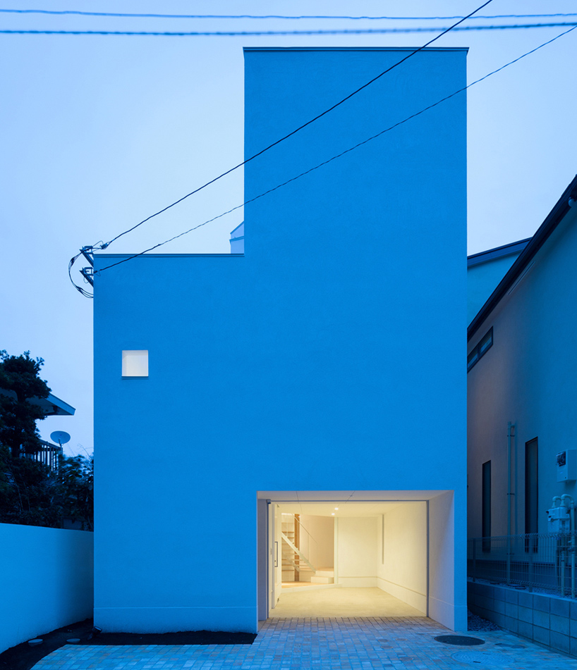 central staircase connects house in kamiosaki by comma design office