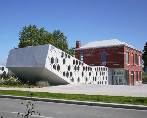 d'houndt+bajart leans library extension against brick façade