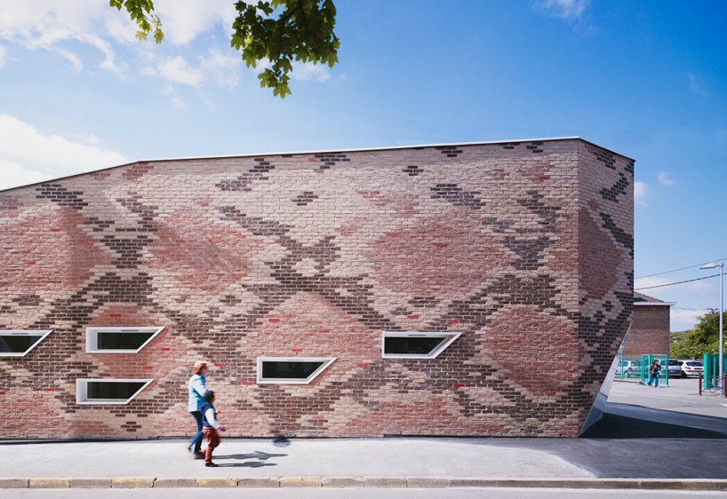 d'houndt+bajart clads school canteen in snakeskin brickwork