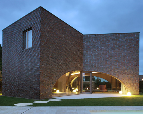 dieter de vos architecten forms triple brick arch house