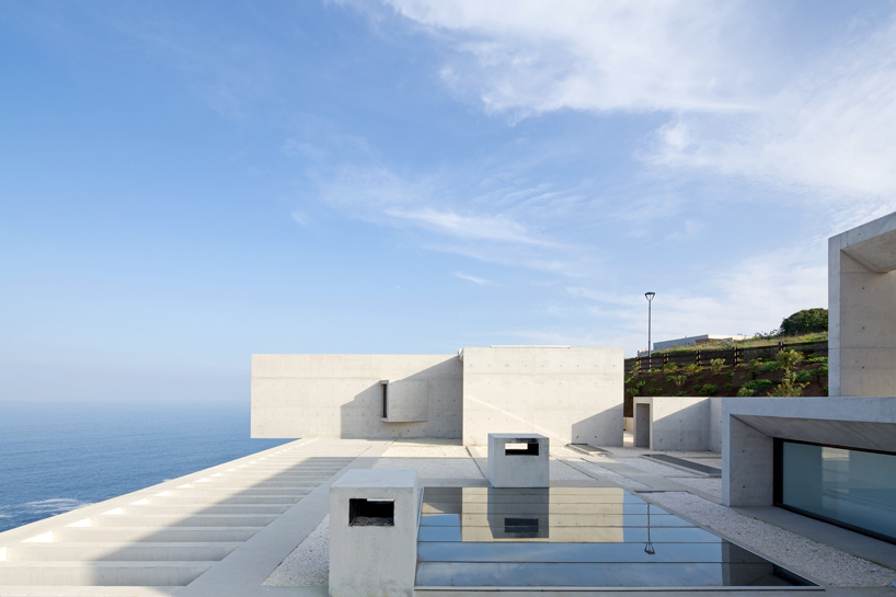 MO house by gonzalo mardones presents panoramic coastal views