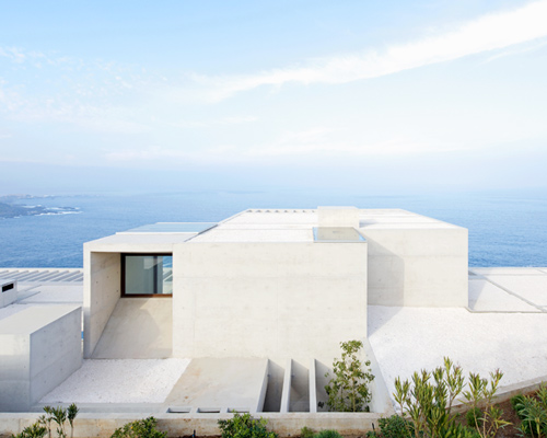 MO house by gonzalo mardones presents panoramic coastal views