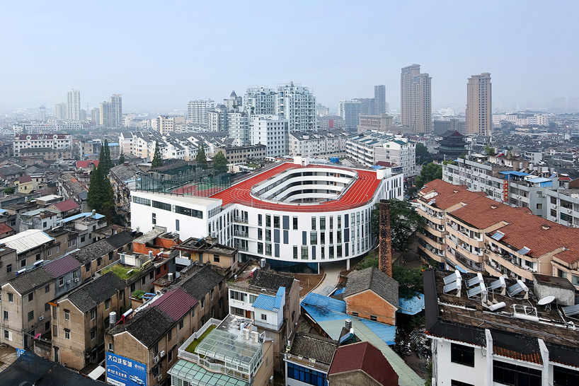 LYCS architecture shapes primary school in china with rooftop running track