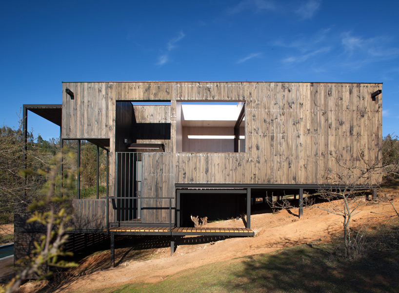 casa casablanca 67 by orlando etcheberrigaray steps down chilean hillside