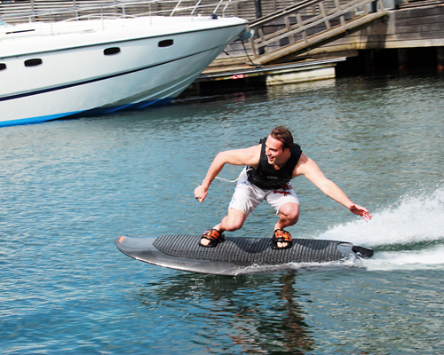 radinn electric powered wakeboard commanded by a wireless handcontrol