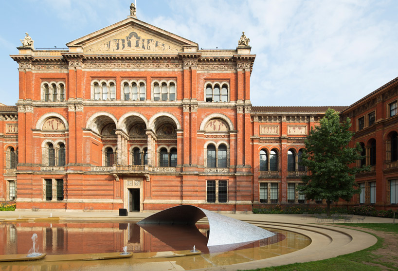 zaha hadid displays crest installation on the grounds of london's V&A