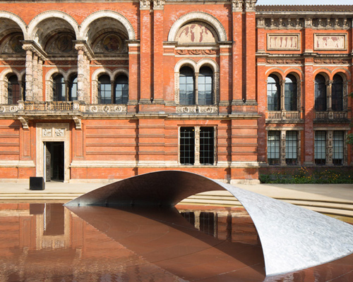 zaha hadid displays crest installation on the grounds of london's V&A