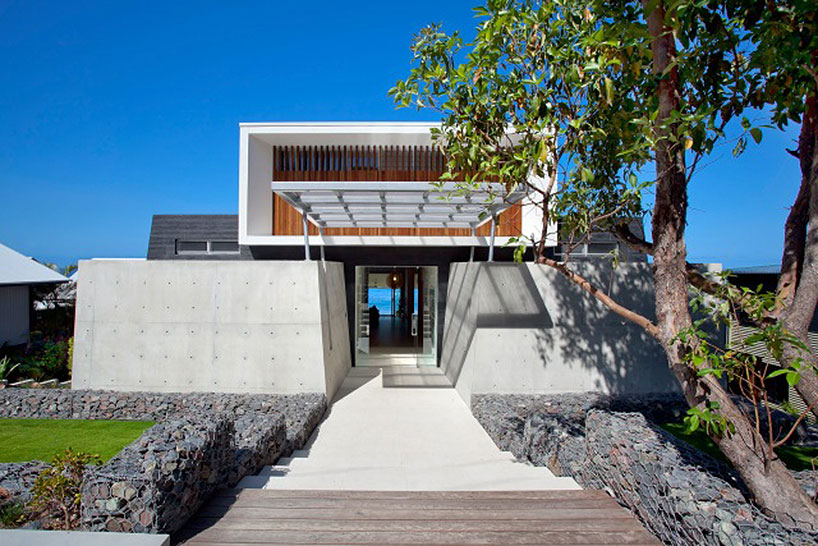 coolum bays beach house at mountain's edge by aboda design group