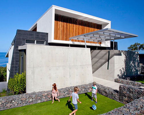 coolum bays beach house at mountain's edge by aboda design group