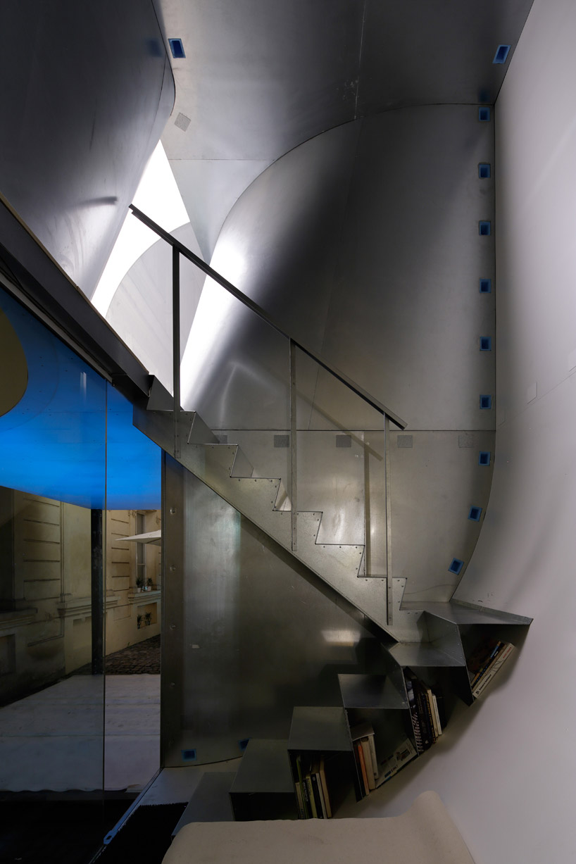 jiri prihoda forms glass dwelling to sit on the edge of a coast