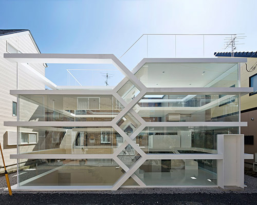 yuusuke karasawa completes the layered S-house in saitama, japan