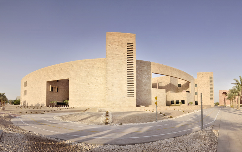 Carnegie mellon university in qatar. Колледж Эмерсона в Бостоне. Qatar University.