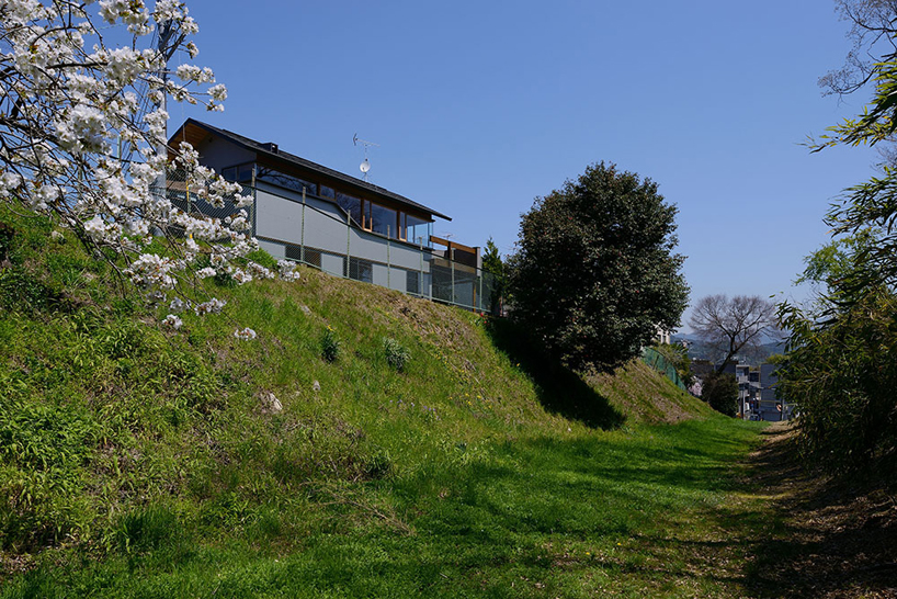 dai nagasaka elevates house in gentaku to maximize external views