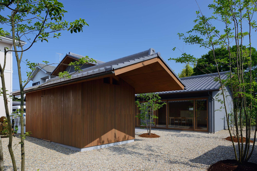 dai nagasaka's house in nijyooji features oversized gabled roof